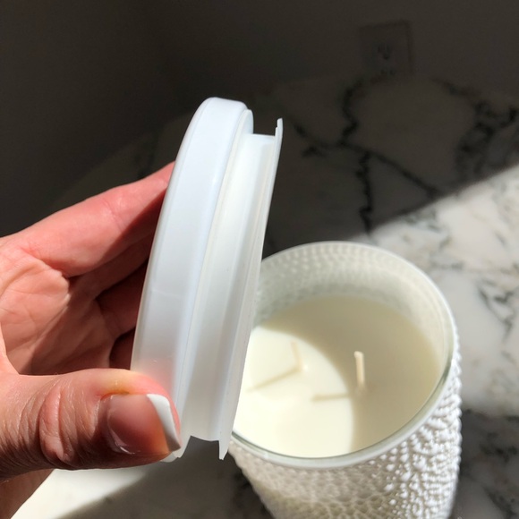 NWT Le Chandelle Candle HARD TO FIND Fresh Linen Scented Candle 16 oz - Picture 5 of 8